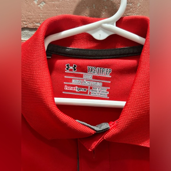 Under Armour heat gear polo size YXS loose fit,red with black emblem - Picture 3 of 4
